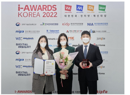 지난 20일 서울시 서초구 양재동 aT센터에서 진행된 '2022 웹·스마트앱어워드 시상식'에서 (왼쪽부터)신라면세점 최성민 그룹장, 김보연 상무, 이재균 그룹장이 모바일서비스 이노베이션대상을 포함한 3개부문에서 대상을 수상한 후 기념촬영을 하고있다. <신라면세점 제공>